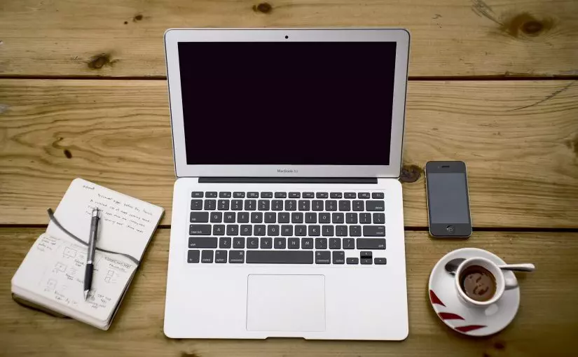 home-office-336378_1920-1-825x510